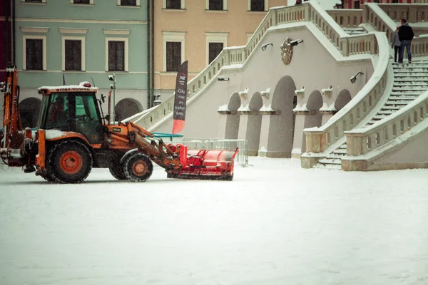 ZAMOSC, POLOGNE - 28 DÉCEMBRE : Déneigement des chasse-neige — Photo