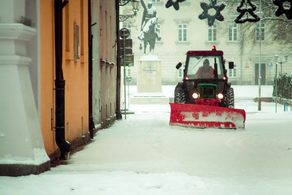 ZAMOSC, POLONIA - 28 DE DICIEMBRE: Arados de nieve limpiando la nieve en t — Foto de Stock