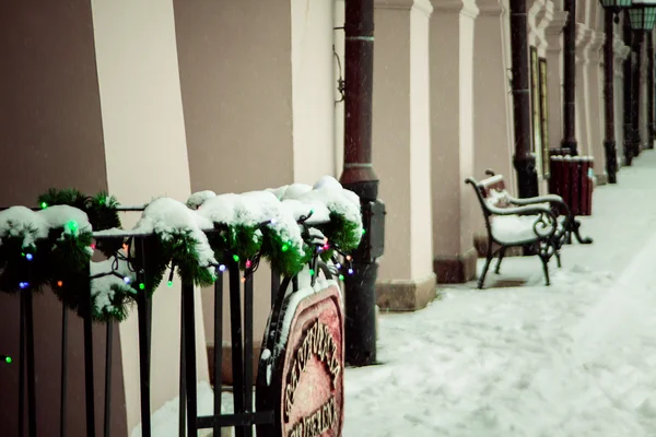 Стилизованное коричневое фото городской скамейки зимой. Замоск, Польша — стоковое фото