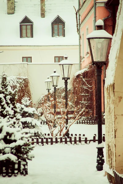 Стилизованное коричневое фото старой городской улицы зимой. Zamosc, P — стоковое фото