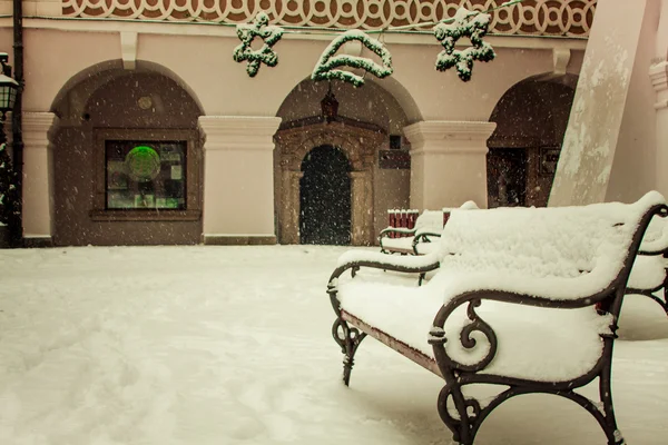 Stylized brown photo of the city bench in winter. Zamosc, Poland — Stock Photo, Image