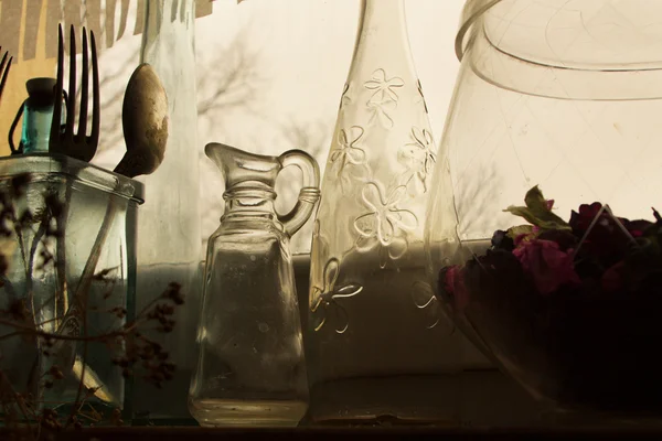 许多旧的玻璃瓶子，在日光下的窗台上 — 图库照片
