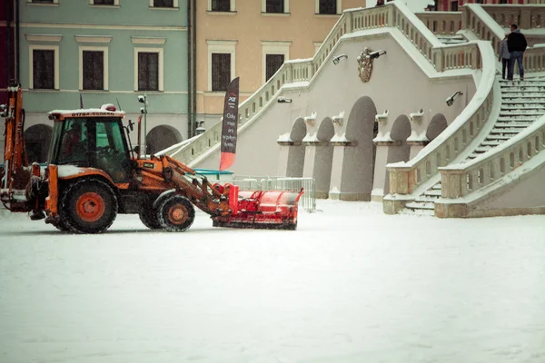Zamosc, Πολωνία - 28 Δεκεμβρίου: Εκχιονιστικά μηχανήματα εκκαθάριση χιόνι στο t Royalty Free Φωτογραφίες Αρχείου