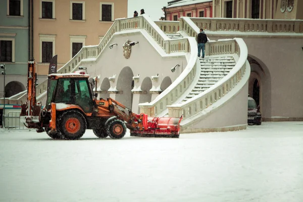 Zamosc, Polen - 28 December: Sneeuw plows wissen van de sneeuw op t Rechtenvrije Stockfoto's