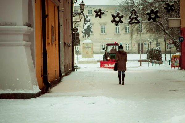 Zamosc, Polen - 28 December: Sneeuw plows wissen van de sneeuw op t Stockafbeelding