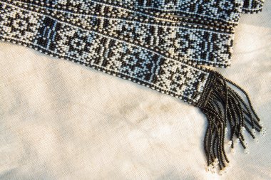 Eski çuval bezi üzerinde etnik boncuk