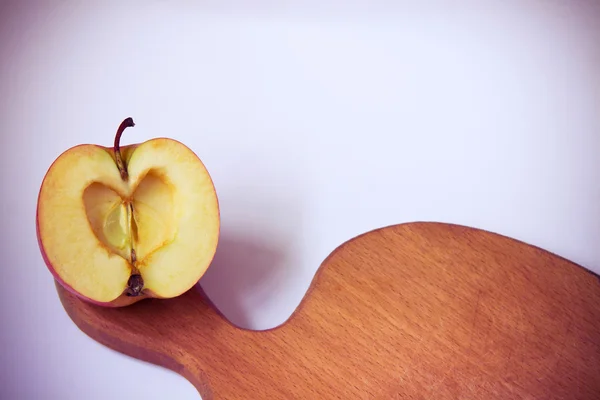 Geschnittener Apfel auf dem Küchenholzbrett — Stockfoto