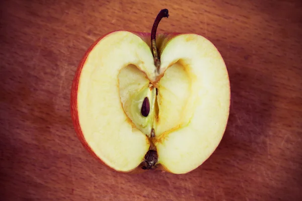 Herz in Apfel schneiden — Stockfoto