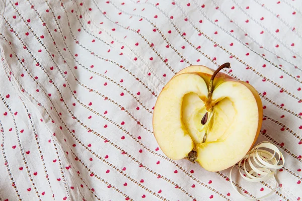 Apfel auf dem Stoff — Stockfoto