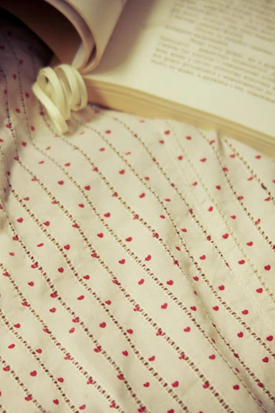 Romantické pozadí s knihou a tkaniny — Stock fotografie