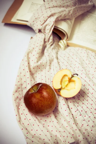 Fondo romántico con manzanas, libro y tela — Foto de Stock