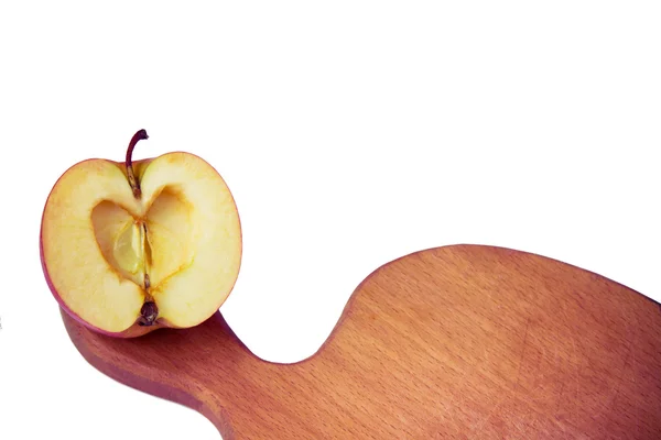 Geschnittener Apfel auf dem Küchenholzbrett — Stockfoto