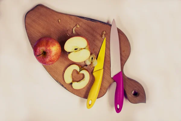 Messer und Äpfel in Scheiben auf einem Küchentisch — Stockfoto