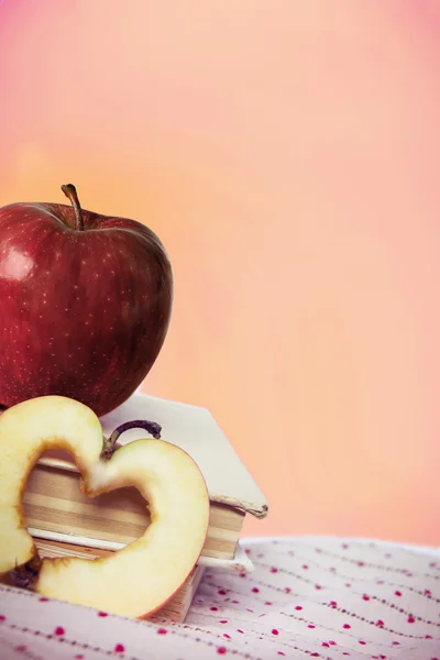 Jabłka na tkaninie — Zdjęcie stockowe