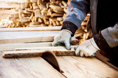 Daire testere ile çalışan adam