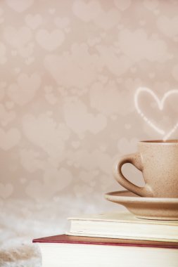 eski kitaplar ve kalpleri arka plan üzerinde kahve Kupası