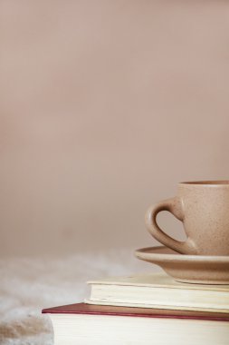 eski kitaplar ve kumaş zemin üzerine kahve Kupası
