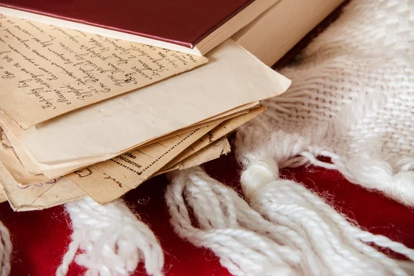 Staré dopisy a kniha o textilie pozadí — Stock fotografie