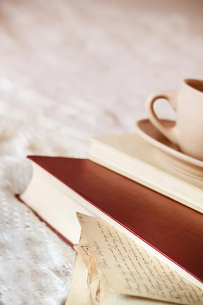 Vieilles lettres, livres et fond de tasse de café — Photo