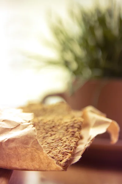 Tray with crispbreads and cup of grass — Stock Photo, Image