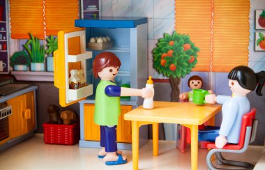 Küçük plastik oyuncaklar. Anne eatlittle plastik oyuncaklar için hazırlar. Anne yemek hazırlar