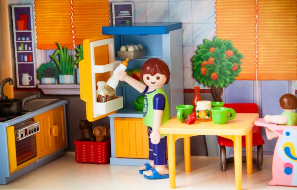 Küçük plastik oyuncaklar. Anne eatlittle plastik oyuncaklar için hazırlar. Anne yemek hazırlar