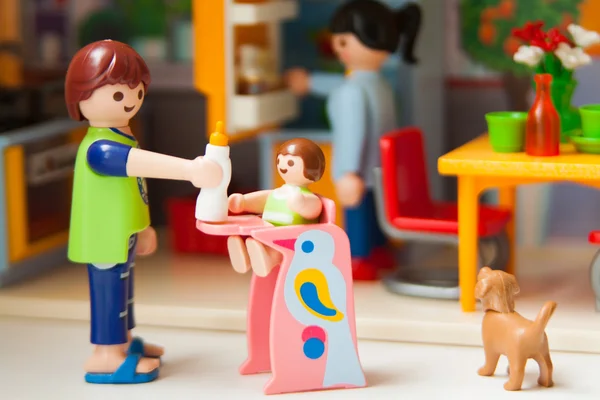 Kleine plastic speelgoed. Familie op de keuken — Stockfoto