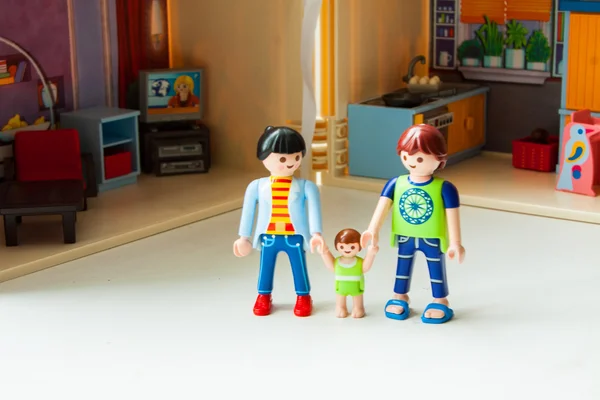 Plastic pop familie en dollhouse — Stockfoto