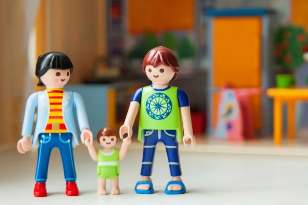 Familia de muñecas de plástico y casa de muñecas — Foto de Stock