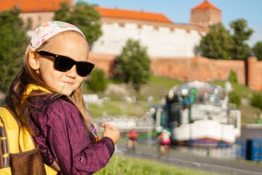 Sevimli küçük kız açık havada bir dinlenme sahip