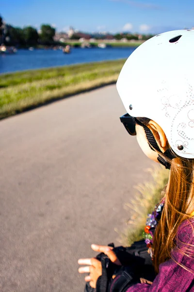 Kleines Mädchen trägt Rollschuhschutz im Freien — Stockfoto