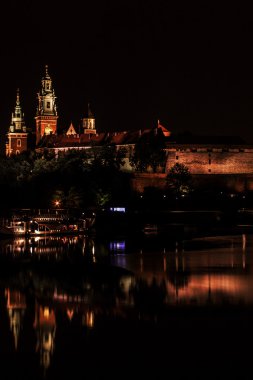 Krakow gece. Wawel Kalesi ve Wisla.