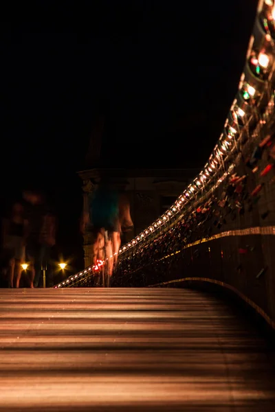 Bernatka がクラクフの街で夜にヴィスワ川に架かる橋します。, — ストック写真