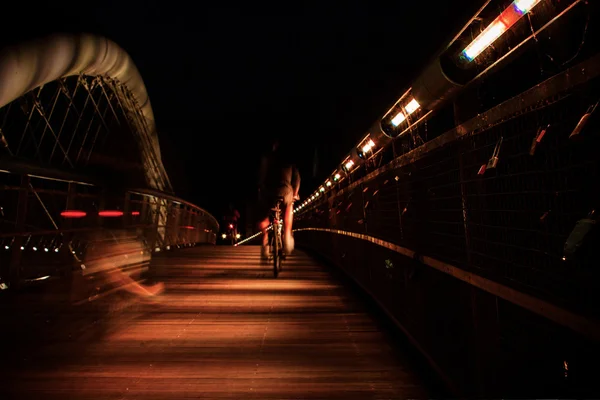 Bernatka bridge over Vistula river in night in city of Krakow, — Stock Photo, Image