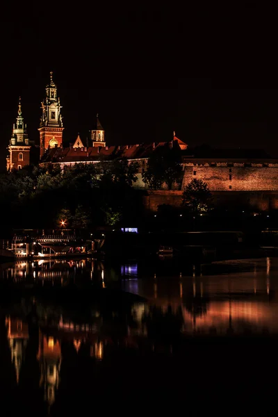 Krakow på natten. Slottet Wawel och Wisła. — Stockfoto