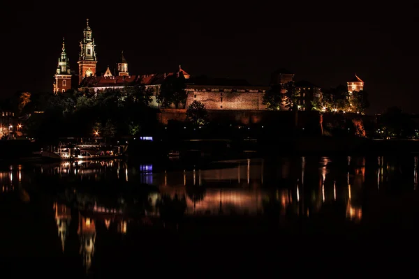 Krakow at night. Wawel Castle and Wisla. — Stock Photo, Image