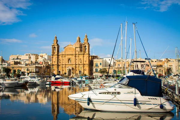 Βαλέτα, Μάλτα - 21 Δεκεμβρίου 2015: Σκάφη πολυτελείας σε μια θύρα στο D — Φωτογραφία Αρχείου