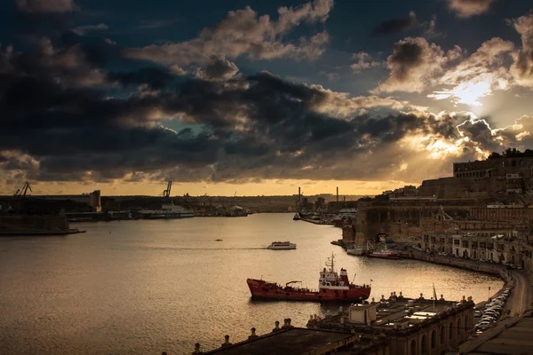 VALLETTA, MALTA - DECEMBER 21, 2015: View to the port in sunset — Stock Photo, Image