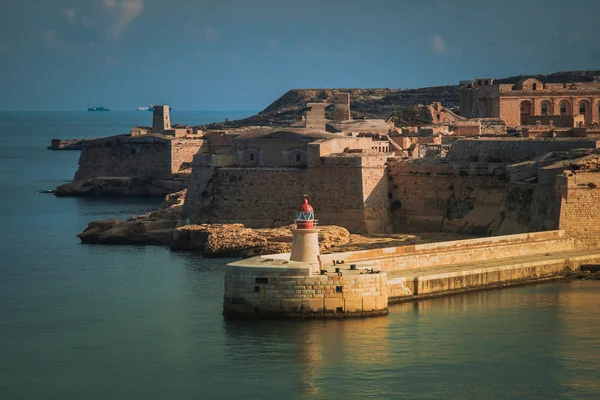 The lighthouse in Grand Harbour. Valletta, Malta — Stock Photo, Image