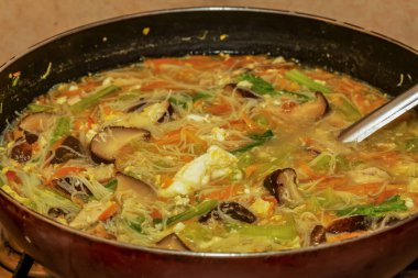 Tavuk suyuyla Çin erişte çorbası, pirinç vermicelli çorbası (Bouillon Mee-foon))