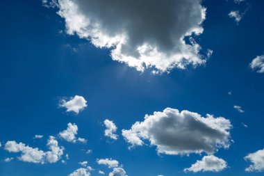 Bulutlu mavi gökyüzü