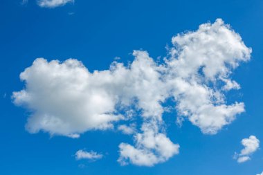 Bulutlu mavi gökyüzü