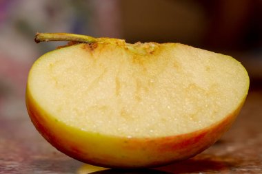 Taze dilimlenmiş kırmızı elmaya yakın çekim.