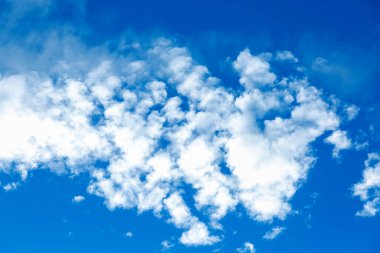 Mauritius Cumhuriyeti 'ndeki Point Aux Samur' da mavi gökyüzü ve bulutlar.