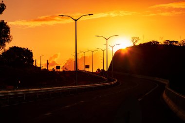 Mauritius 'ta yeni otoyolda gün batımı.