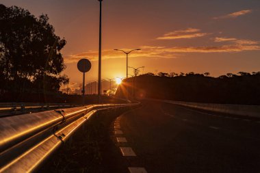 Mauritius 'ta yeni otoyolda gün batımı.