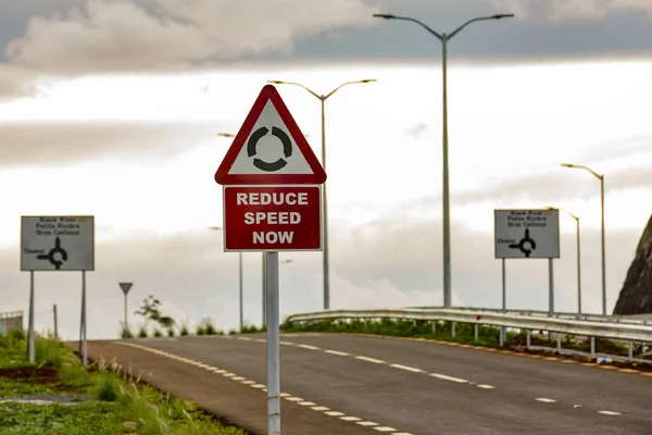 Autopista Vacía Con Señal Velocidad Reducida — Foto de Stock