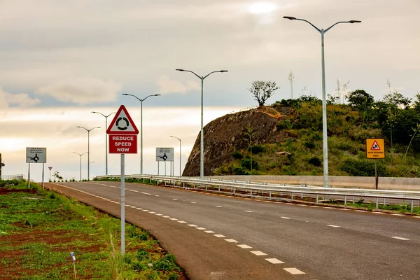 Autopista Vacía Con Señal Velocidad Reducida — Foto de Stock