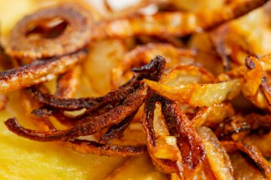 Kızarmış patates ve soğan yakın..