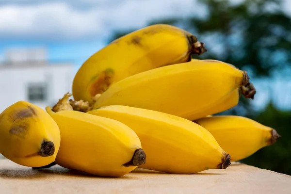 Mazzo Banane Fresche Biologiche Mature Gialle — Foto Stock